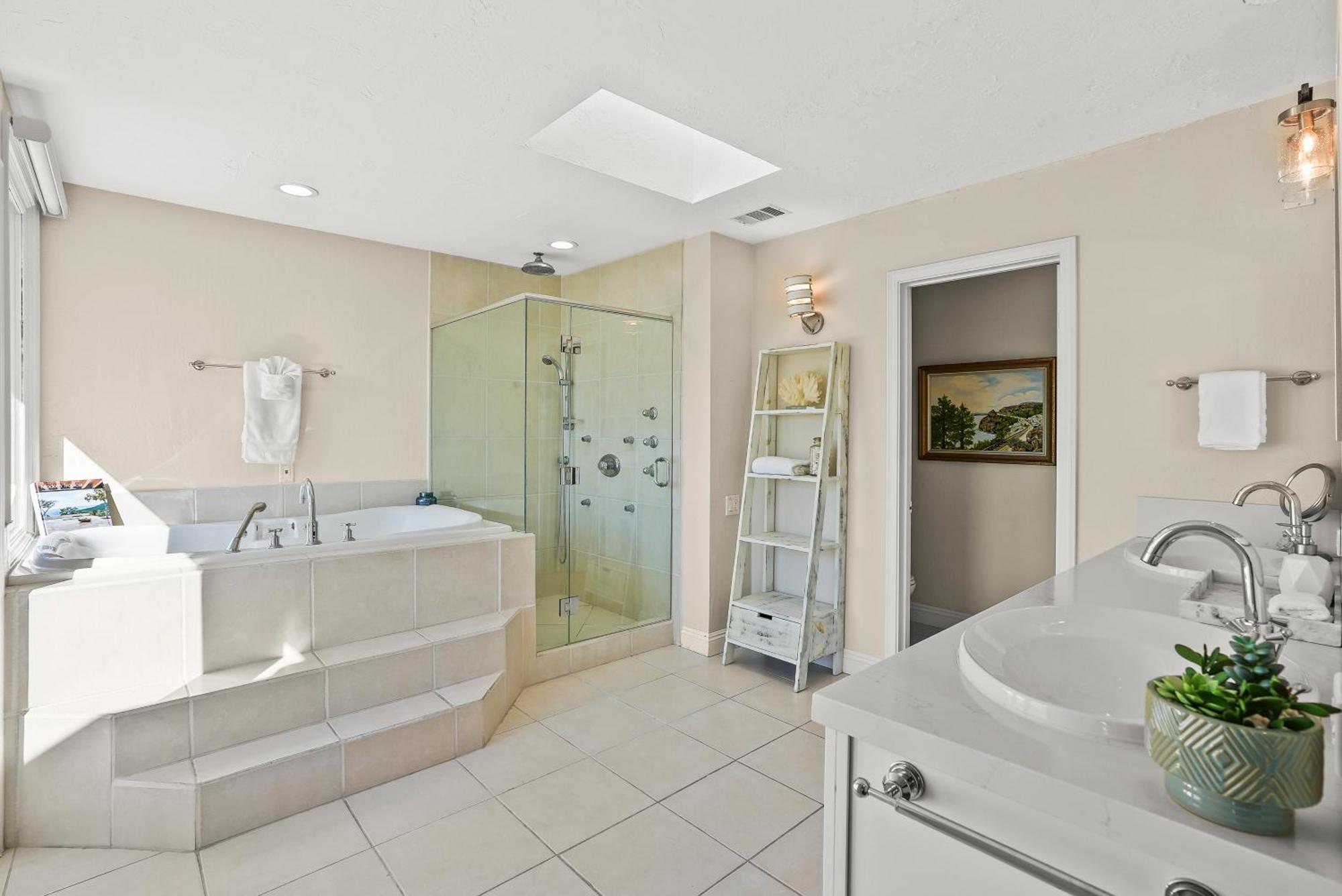 Lovely With Backyard Oasis & Great Wifi - Walk To La Jolla Village, Dogs Ok *