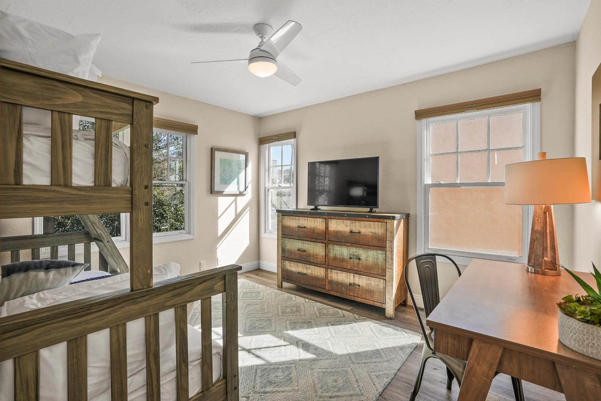 Holiday home Lovely With Backyard Oasis & Great Wifi - Walk To La Jolla Village, Dogs Ok