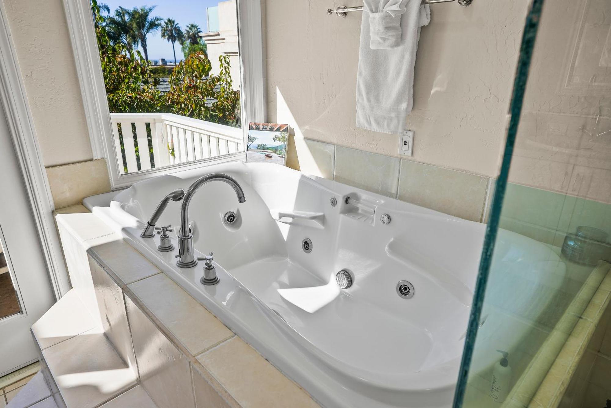 Lovely With Backyard Oasis & Great Wifi - Walk To La Jolla Village, Dogs Ok San Diego